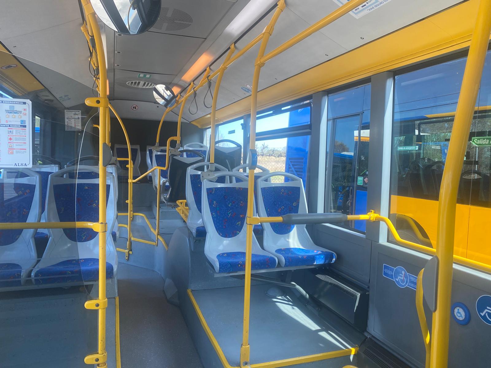 Interior de autobús ALSA con la torre del motor a la izquierda